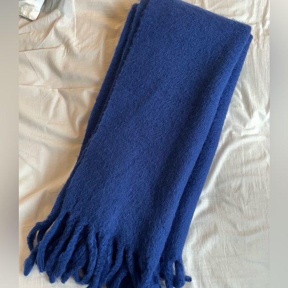 Aritzia Main Character scarf. Acrylic. Royal blue. - Picture 7 of 7